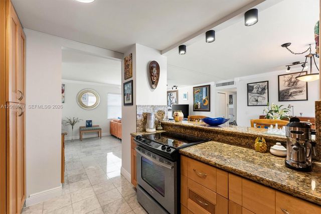121 Golden Isles Dr 707, Hallandale Beach, FL 33009