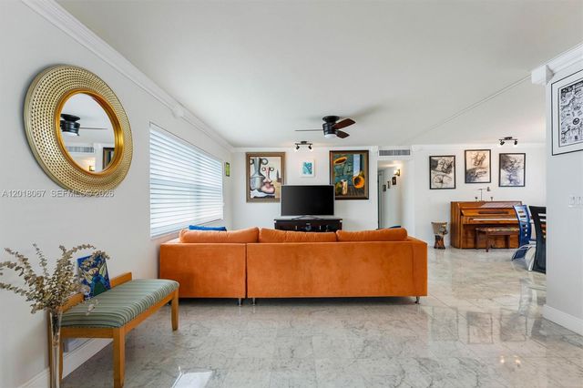 121 Golden Isles Dr 707, Hallandale Beach, FL 33009