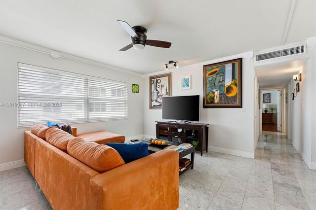 121 Golden Isles Dr 707, Hallandale Beach, FL 33009