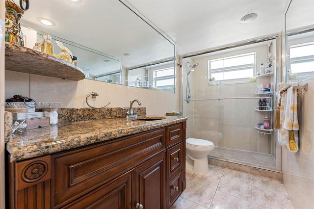 121 Golden Isles Dr 707, Hallandale Beach, FL 33009