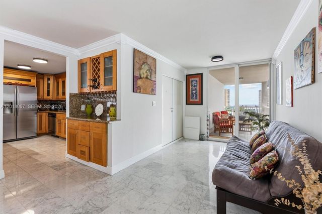 121 Golden Isles Dr 707, Hallandale Beach, FL 33009