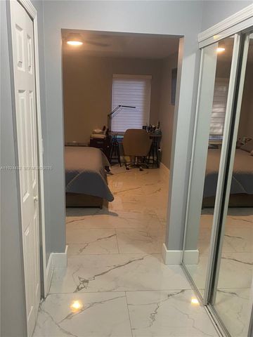 14046 S Cypress Cove Cir, Davie, FL 33325