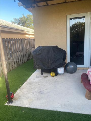 14046 S Cypress Cove Cir, Davie, FL 33325