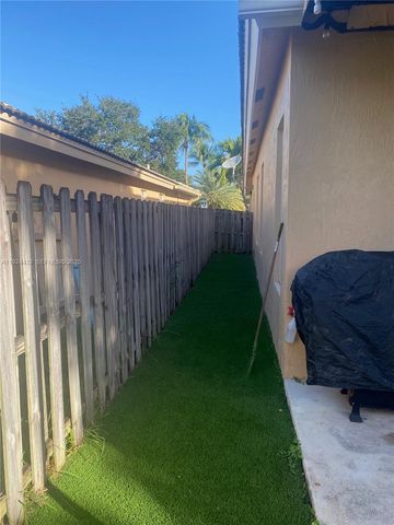 14046 S Cypress Cove Cir, Davie, FL 33325