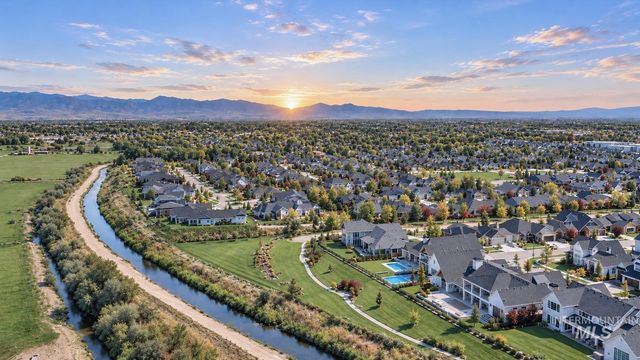4988 W Oakford Dr, Meridian, ID 83646