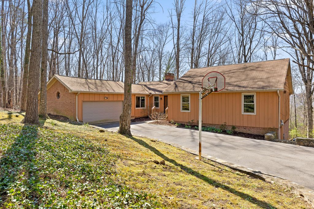707 Windy Way, Signal Mountain, TN 37377