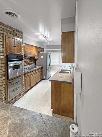 10502 BURR OAK DR, San Antonio, TX 78230