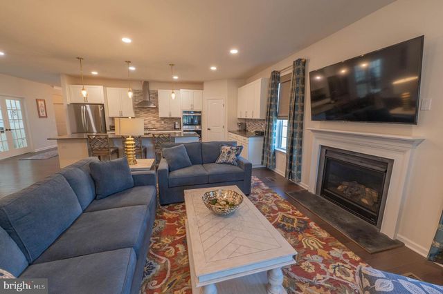 4085 EVENINGSTAR RD, Emmaus, PA 18049