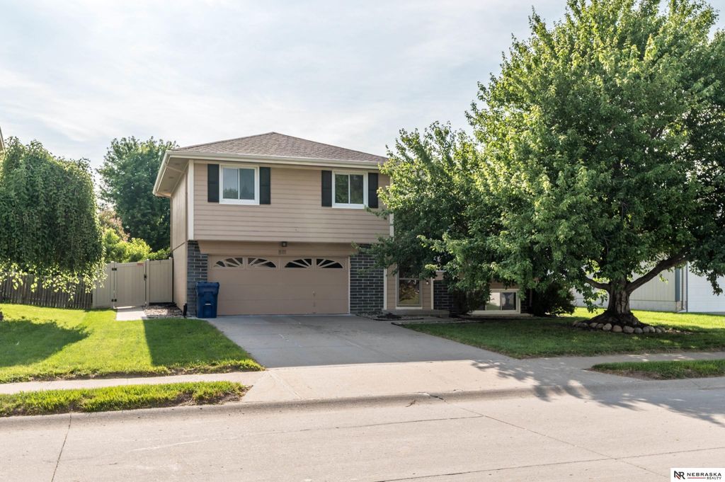 8111 S 152nd Street, Omaha, NE 68138