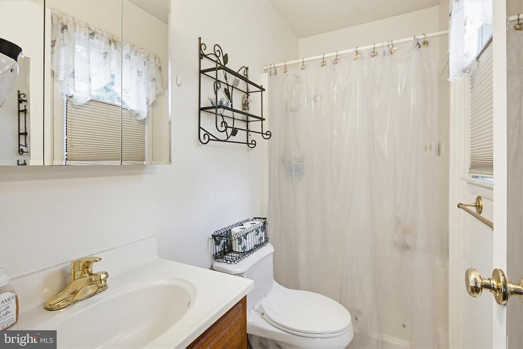 Image 32 of property listing at 6 FAITH CT, Damascus, MD 20872