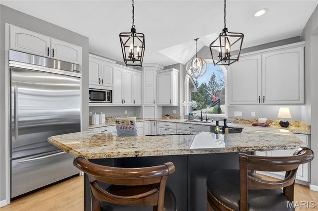 12897 Thornhill Court, Town And Country, MO 63131