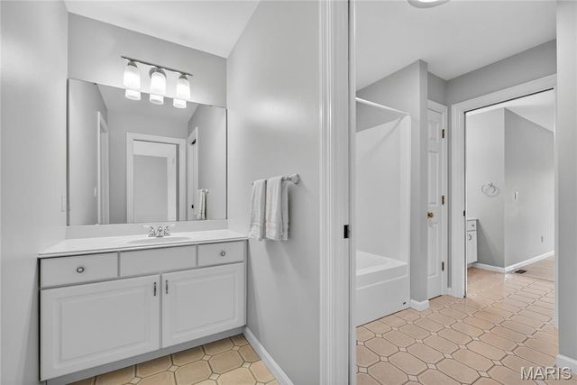 12897 Thornhill Court, Town And Country, MO 63131