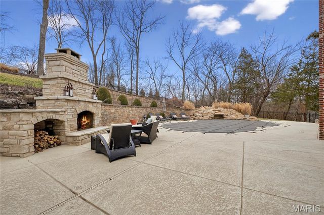 12897 Thornhill Court, Town And Country, MO 63131