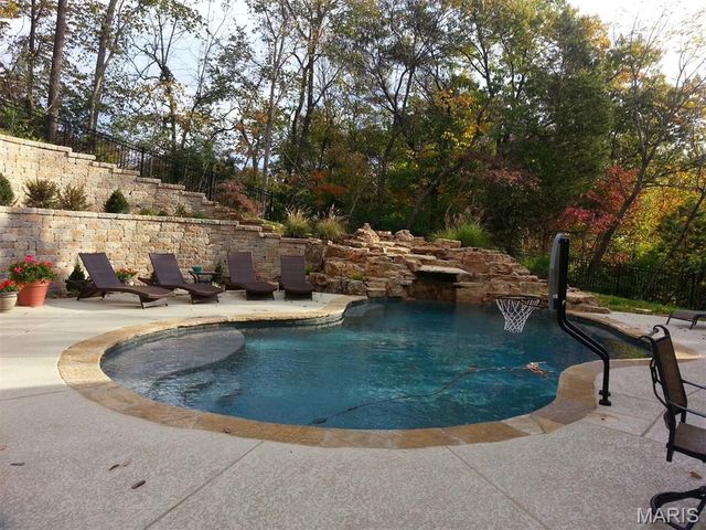 12897 Thornhill Court, Town And Country, MO 63131