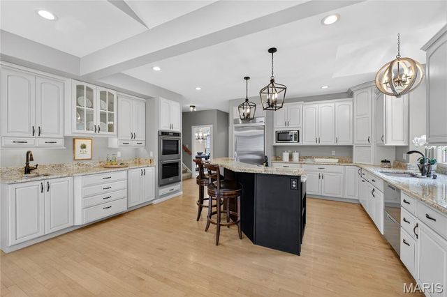 12897 Thornhill Court, Town And Country, MO 63131