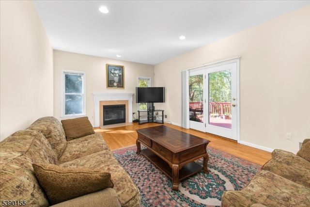 5 Sky View Garden Rd, Clinton Twp., NJ 08833