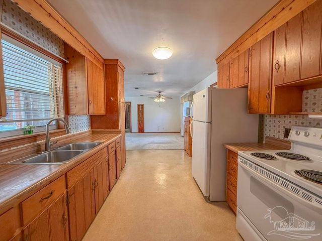 6558 Cedar St, Milton, FL 32570