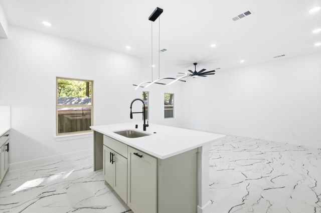 105 Forest Oaks Drive, Gun Barrel City, TX 75156