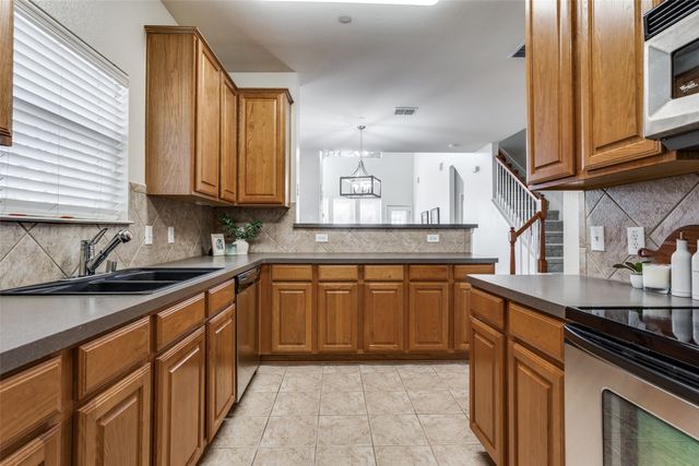 252 Turnberry Lane, Lewisville, TX 75067