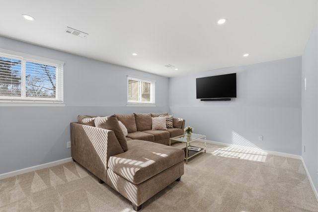 283 Shamrock Street, Novi, MI 48377