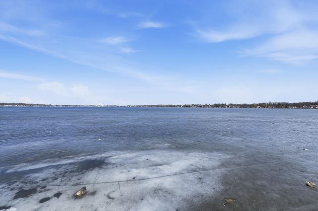 283 Shamrock Street, Novi, MI 48377