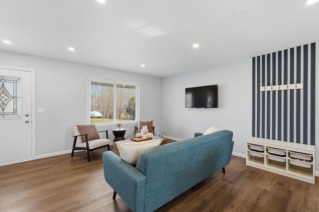 283 Shamrock Street, Novi, MI 48377