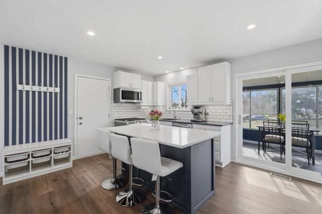 283 Shamrock Street, Novi, MI 48377