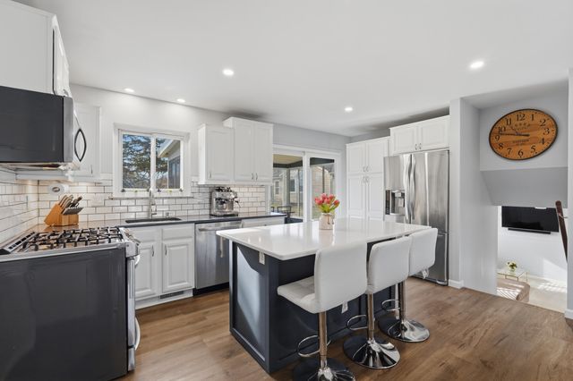 283 Shamrock Street, Novi, MI 48377