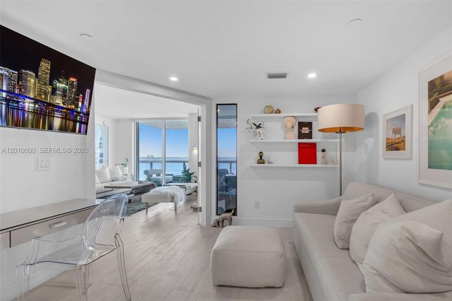 10 Venetian Way 1803, Miami Beach, FL 33139