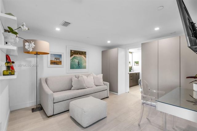 10 Venetian Way 1803, Miami Beach, FL 33139