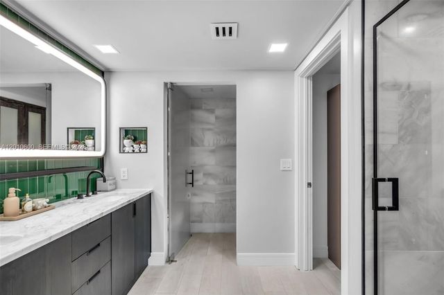 10 Venetian Way 1803, Miami Beach, FL 33139