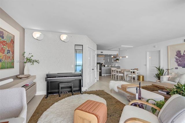 10 Venetian Way 1803, Miami Beach, FL 33139