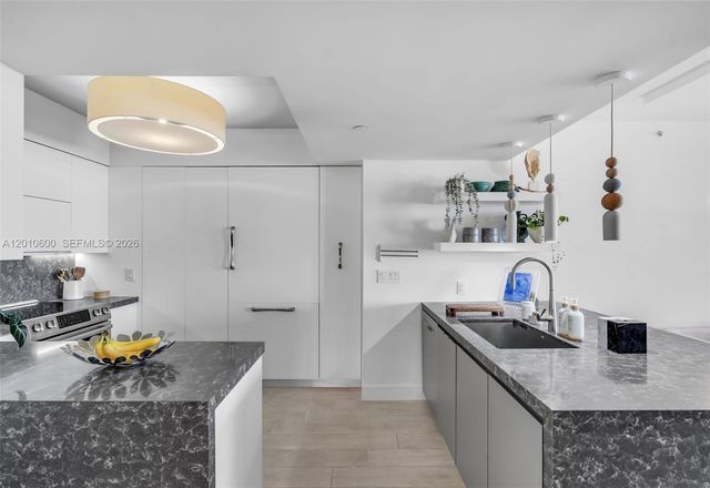 10 Venetian Way 1803, Miami Beach, FL 33139