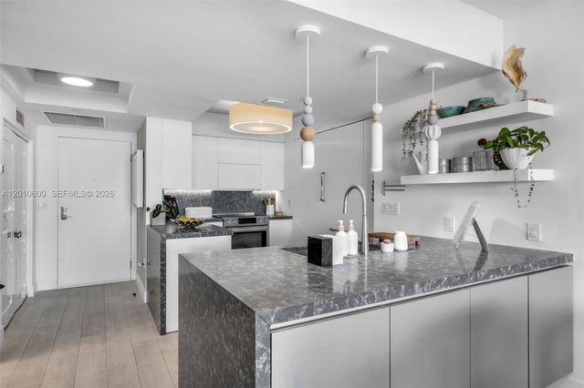 10 Venetian Way 1803, Miami Beach, FL 33139
