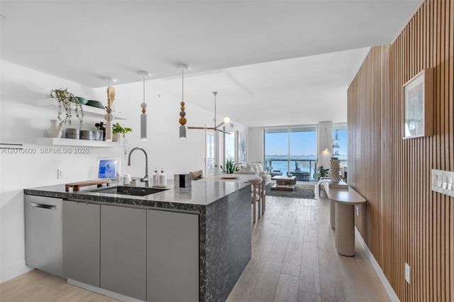10 Venetian Way 1803, Miami Beach, FL 33139