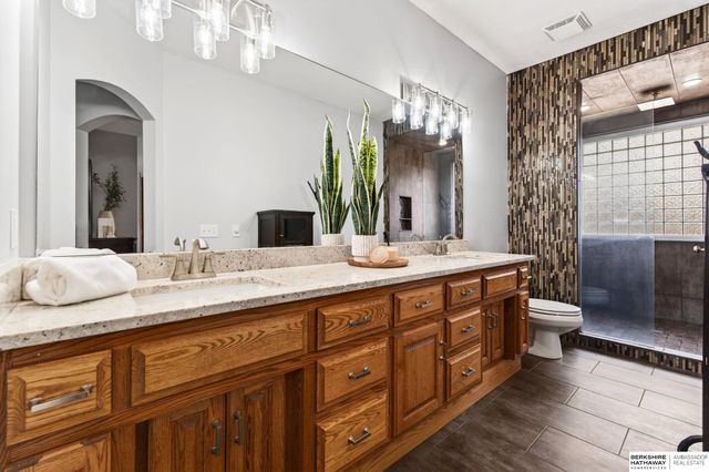 10030 S 162nd Street, Omaha, NE 68136