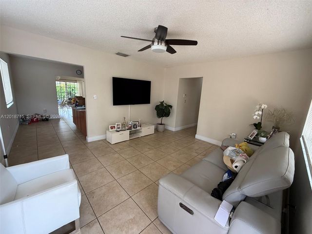 6720 SW 21st St 1, Miami, FL 33155