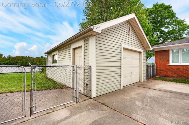 26995 James Avenue, Flat Rock, MI 48134