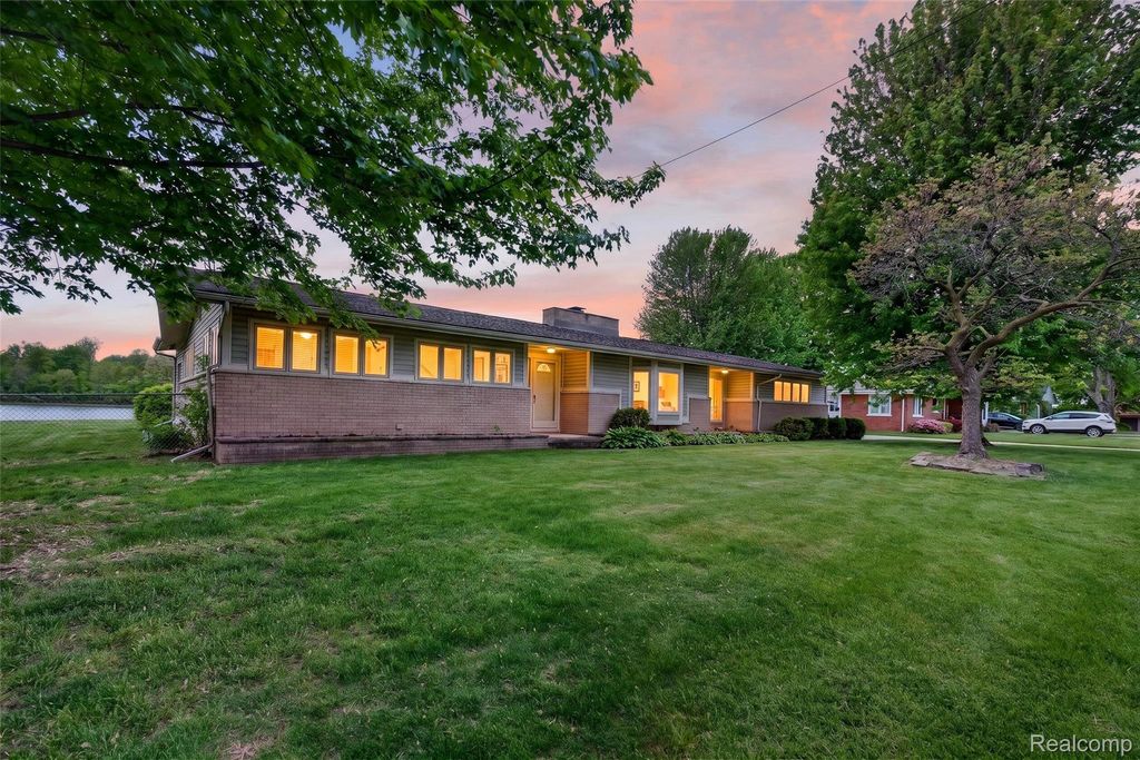 26995 James Avenue, Flat Rock, MI 48134