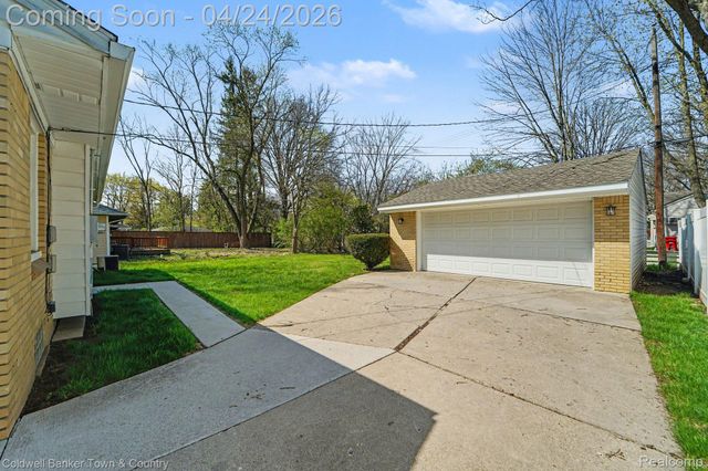 27691 Lexington Parkway, Southfield, MI 48076