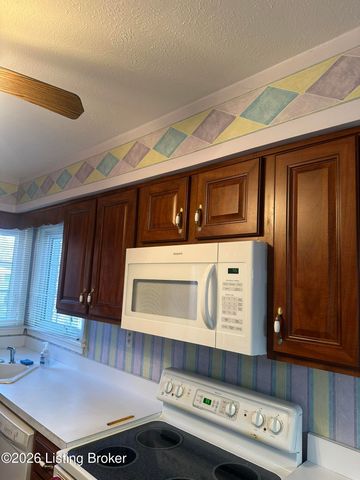 8111 Ardenia Ln, Louisville, KY 40228