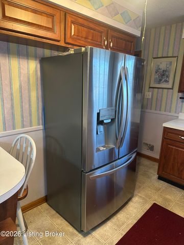 8111 Ardenia Ln, Louisville, KY 40228