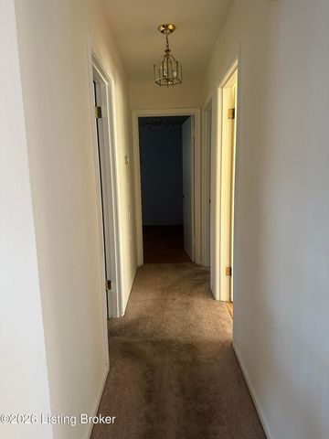 8111 Ardenia Ln, Louisville, KY 40228