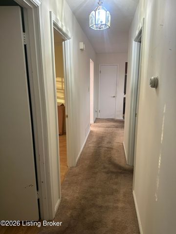 8111 Ardenia Ln, Louisville, KY 40228