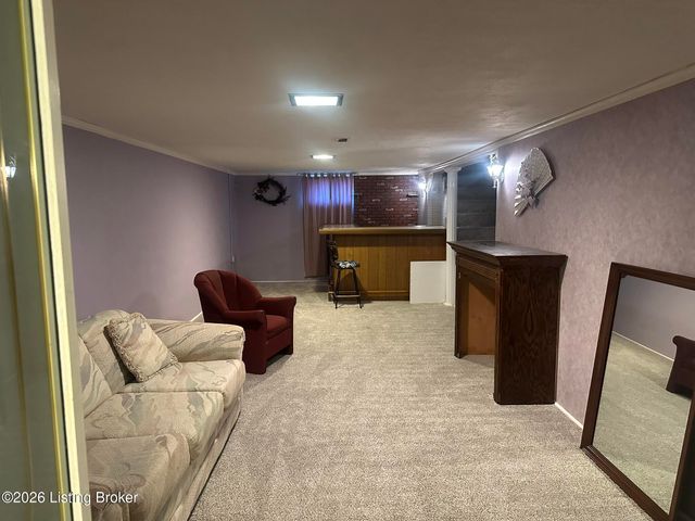 8111 Ardenia Ln, Louisville, KY 40228