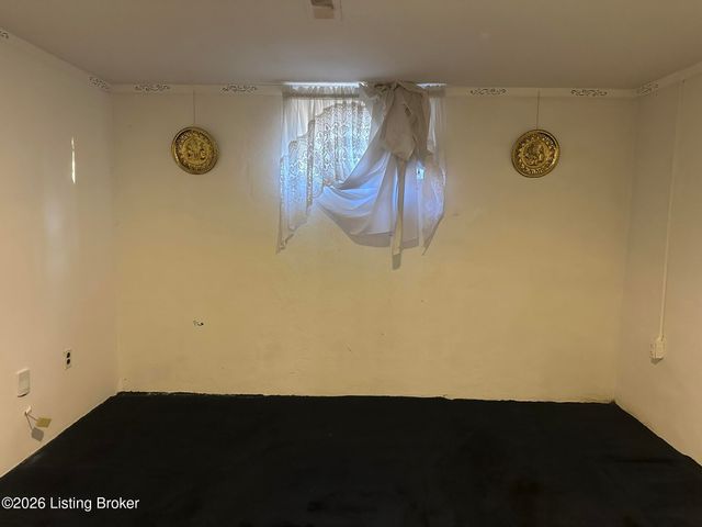 8111 Ardenia Ln, Louisville, KY 40228