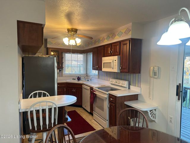 8111 Ardenia Ln, Louisville, KY 40228