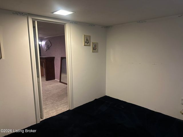 8111 Ardenia Ln, Louisville, KY 40228