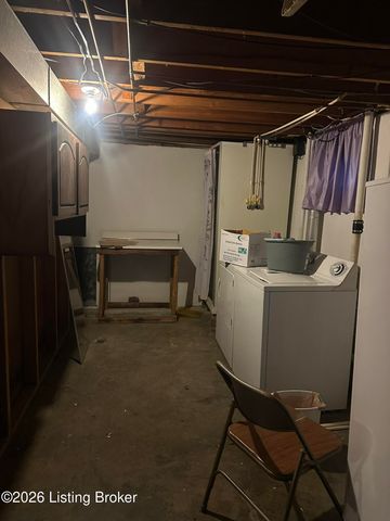 8111 Ardenia Ln, Louisville, KY 40228