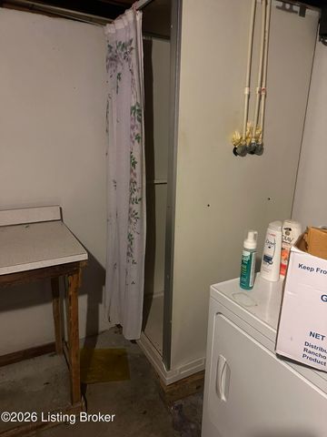 8111 Ardenia Ln, Louisville, KY 40228